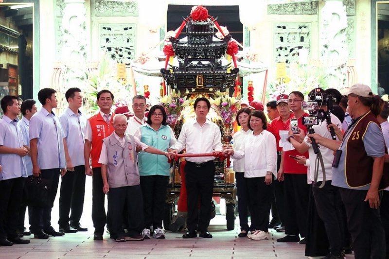 嘉義城隍夜巡 九尊城隍齊聚祈安 總統賴清德與嘉義市長黃敏惠親扶神轎「人在 神在 嘉義就在」