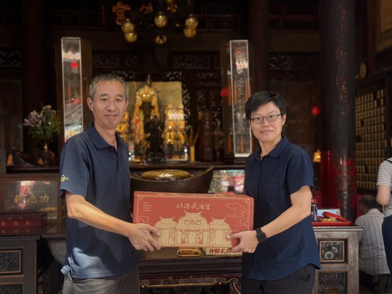 北港武德宮捐贈普渡物資 朴子分局協助送暖