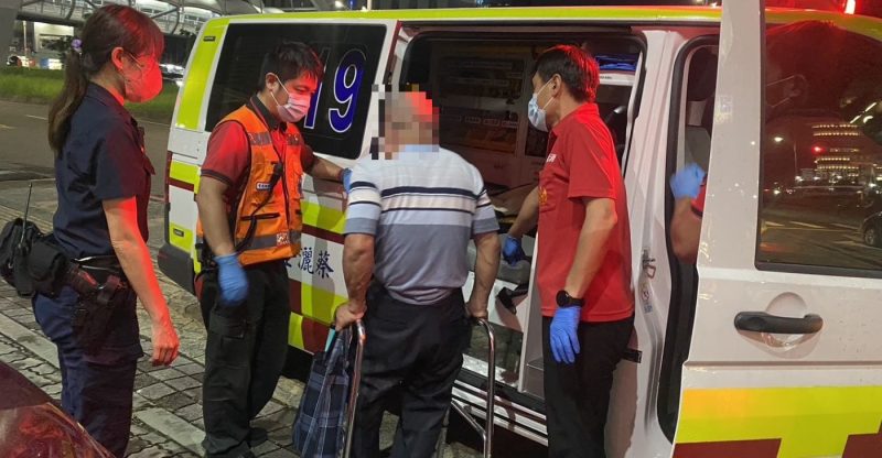 男子身體不適  後湖警協助送醫