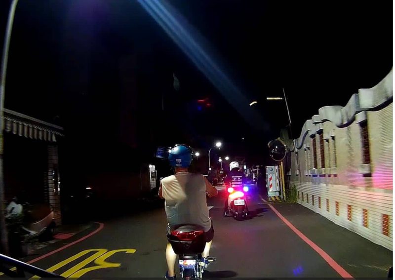 80歲翁騎電動車迷航 暖心警  機車包夾  跨區護送8公里回家