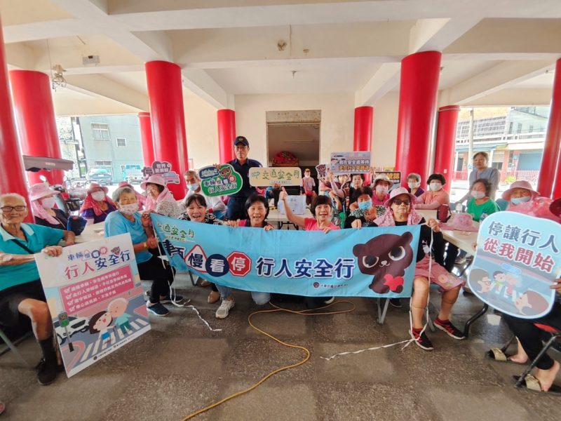 響應交通安全月 臺西警走入社區宣導「車輛慢看停 行人安全行」