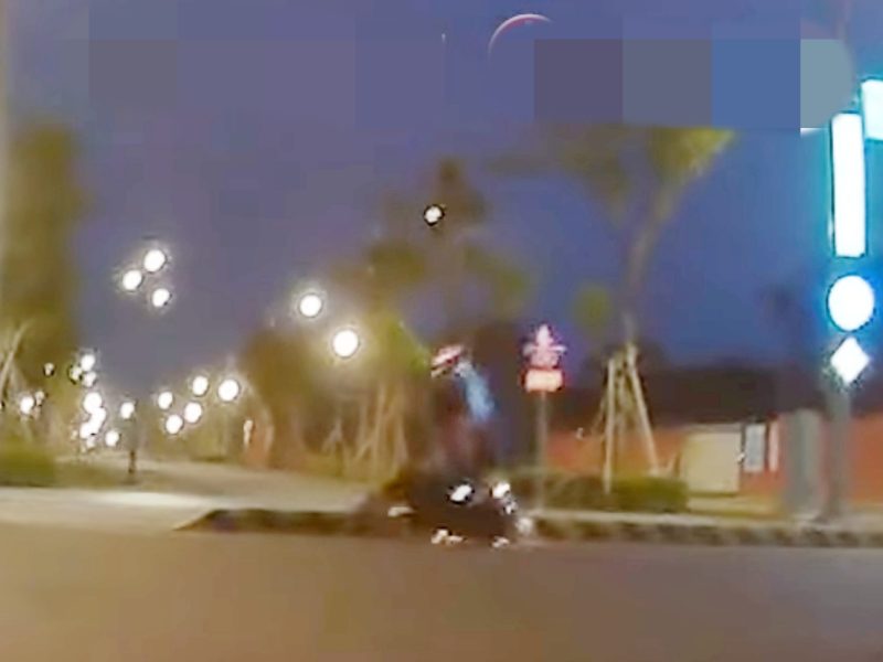 YouTube社群自po影片機車於虎尾高鐵特區建成路騎在中央分隔島人行道上自摔 虎尾分局第五組組長說明