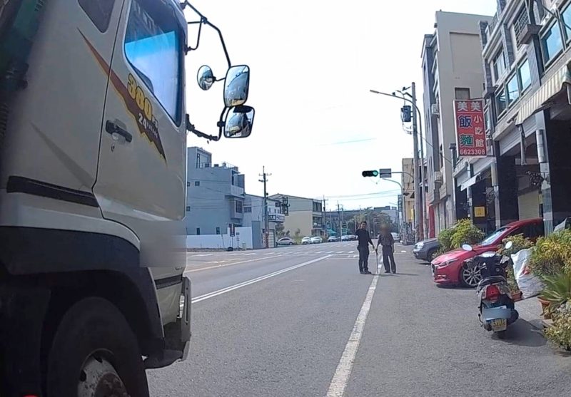 暖心接力！貨車司機暖護八旬翁 警靠「中藥行」線索助團圓