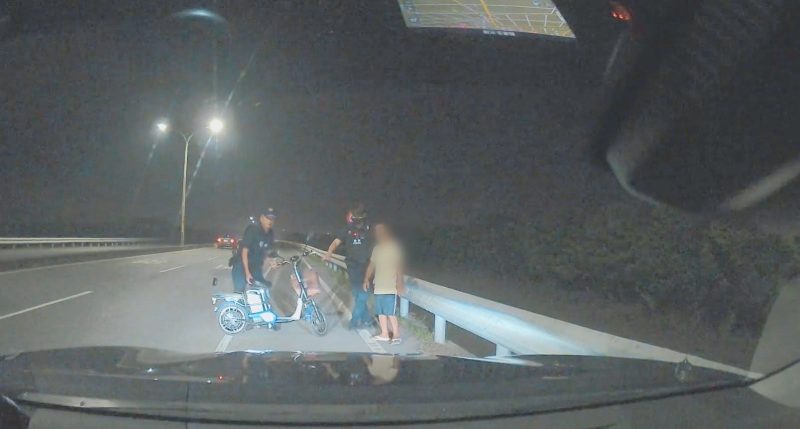 男子暗夜揮汗行走鄉間路 臺西巡警熱心助他平安返家