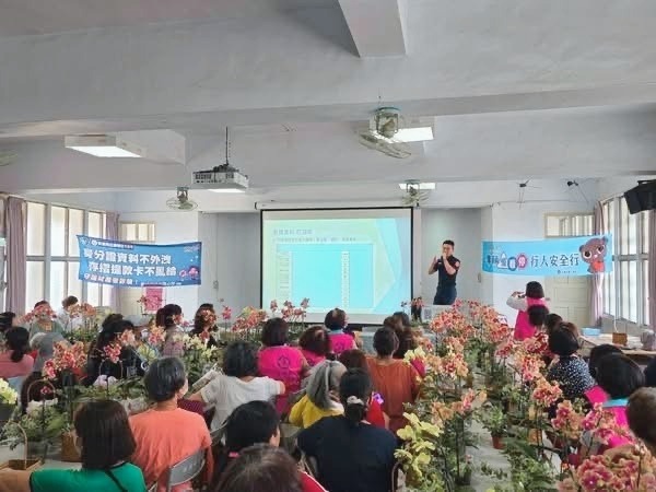 臺西四湖警深入社區 攜手婦女會辦理交通暨犯罪預防宣導