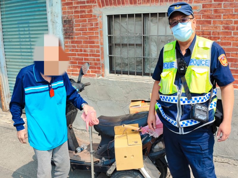 熱浪中伸援手  饒平暖警助老翁順利返家