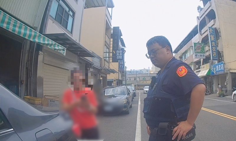 女子情緒異常誤入美髮店騷擾客人　斗南警方即時到場協助送醫