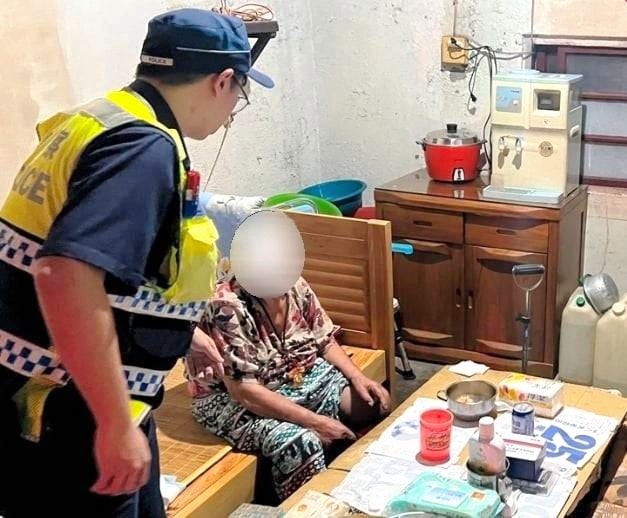 一跤險釀禍！ 救援手環神助攻 虎警守護老婦安危