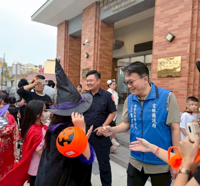 萬聖節來臨 學童變身小巫師！西螺警化身「糖果守門員」向學童宣導「車輛慢看停 行人安全行」