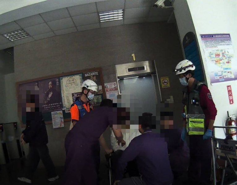 女子情緒激動陷危急 永康警狂奔 8 樓即刻救援