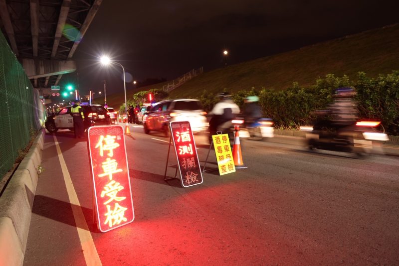 新北警21日晚間啟動威力路檢 強化毒品唾液快篩執法全面打擊毒駕