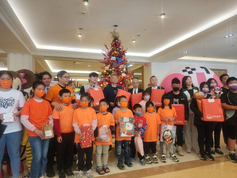 耐斯王子飯店第19屆「聖誕心願卡認領」贈禮  助400童完成心願