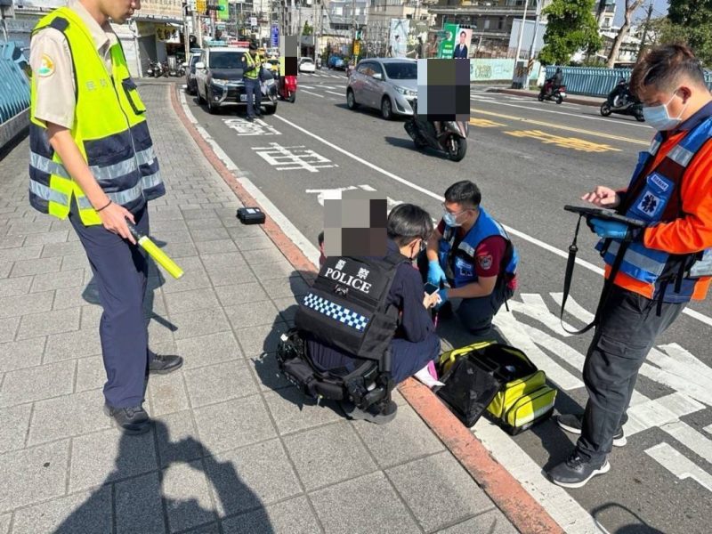 老婦就醫途中無力自摔 永康警化身  守護者 暖心護送