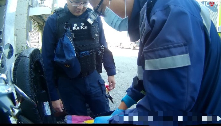 老翁虛脫孤坐路邊 北鎮暖警協助送醫