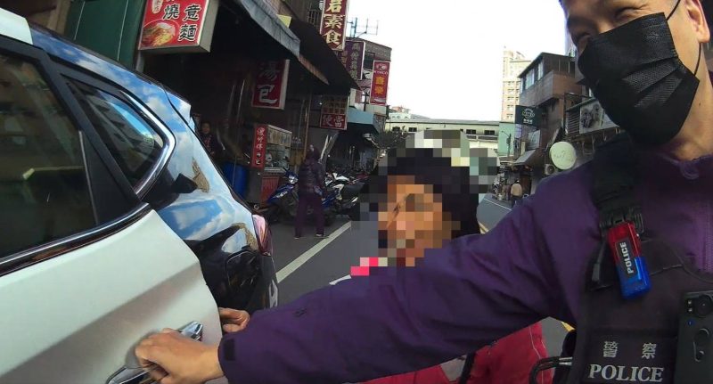 失智嬤徘徊店家外 好心人報警求助 永康警暖心護送到家