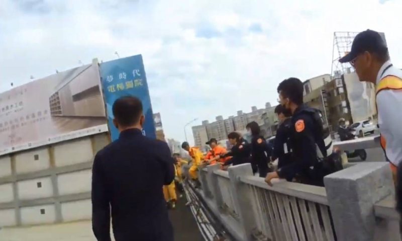 老翁於陸橋平台意圖輕生 警消及鐵路局合力成功救援