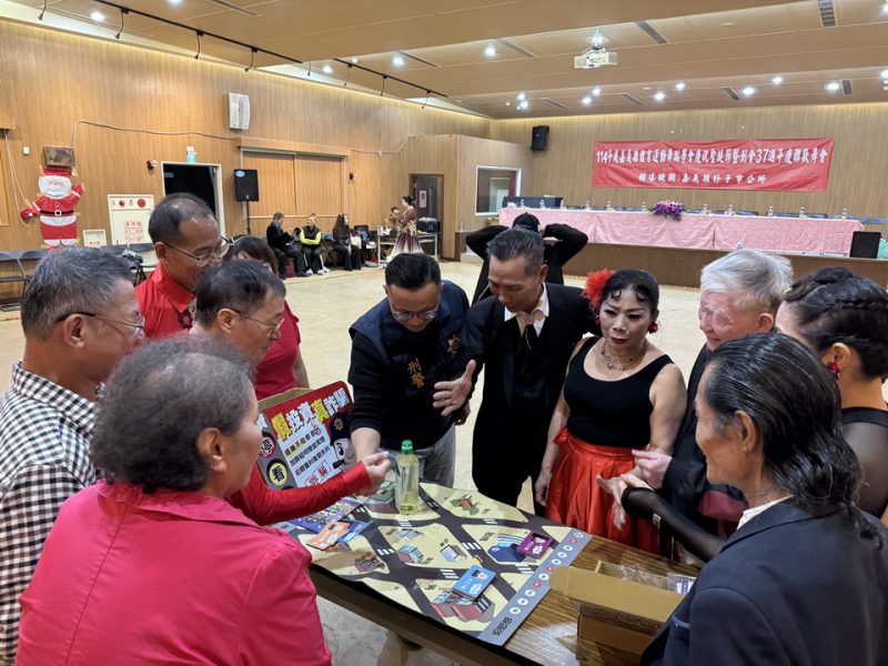邊玩邊學反詐騙！警方走入社區以桌遊與長輩同樂 拆解詐騙陷阱
