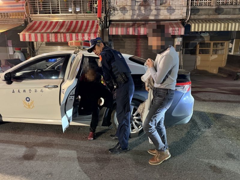 寒夜落水蜷縮屋簷下  布袋警暖心護送失智老婦返家
