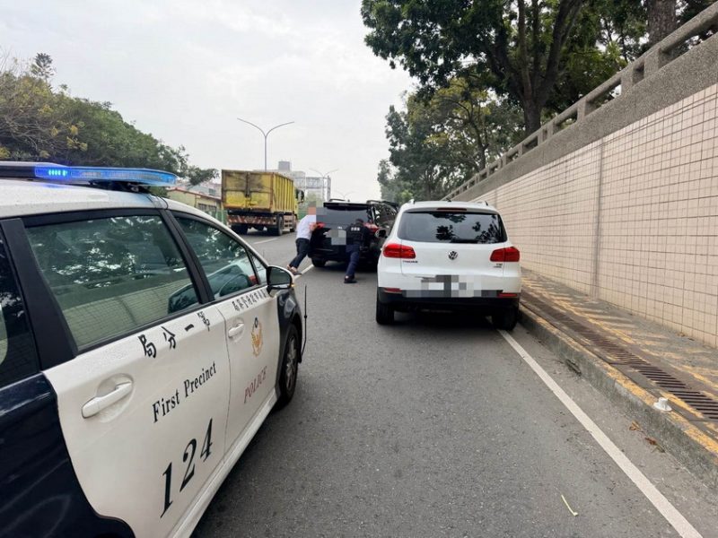 汽車拋錨卡地下道 八掌警及時警戒排除危機